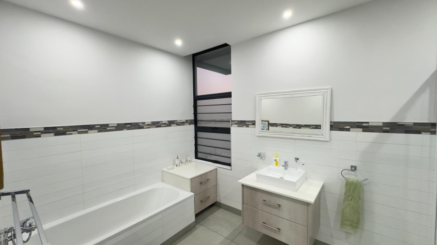 5 Bedroom Property for Sale in Wonderwater Free State